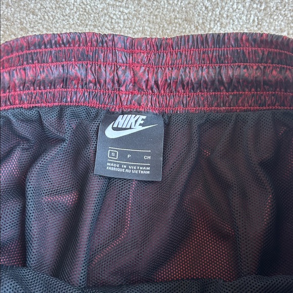 Women’s Nike Windbreaker Red Snakeskin size Small Lightweight Joggers Running - Picture 5 of 6